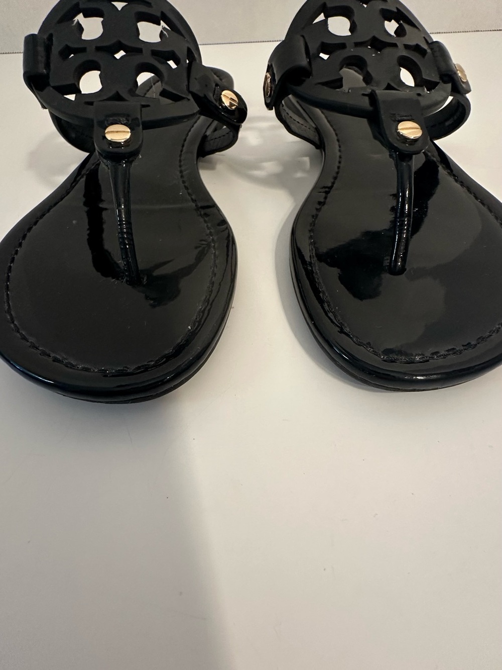 Tory Burch Black Patent Logo Medallion Thong Sandals - Picture 7 of 10